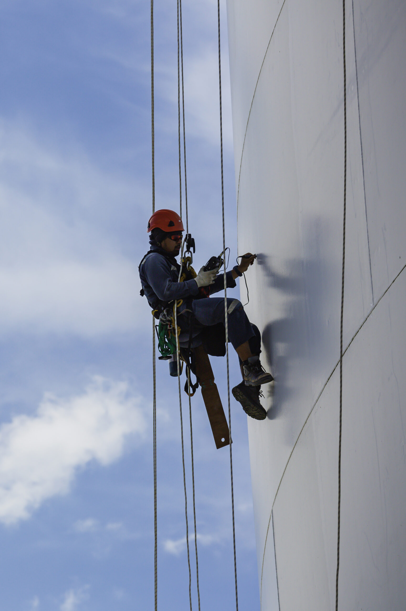 _male-workers-down-height-tank-rope-access-inspection-thickness-shell-plate-storage-tank-gas